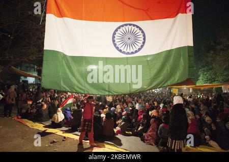 Le donne ascoltano il discorso durante una protesta contro la cittadinanza Amendment Act (CAA), National Population Register (NPR), National Register of Citizens (NRC) ad Allahabad il 16 gennaio 2020. Nonostante la protesta e la manifestazione a livello nazionale, la legge sulla cittadinanza (emendamento) è entrata in vigore venerdì dopo la notifica ufficiale nella Gazzetta dell'India . (Foto di Ritesh Shukla ) (Foto di Ritesh Shukla/NurPhoto) Foto Stock