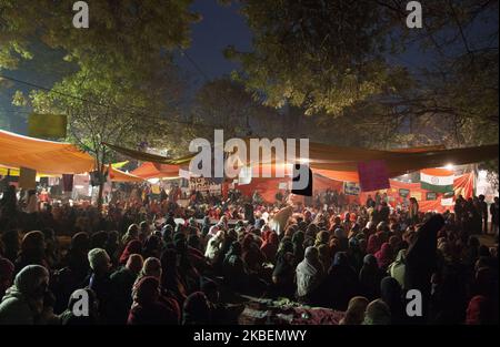 Le donne ascoltano il discorso durante una protesta contro la cittadinanza Amendment Act (CAA), National Population Register (NPR), National Register of Citizens (NRC) ad Allahabad il 16 gennaio 2020. Nonostante la protesta e la manifestazione a livello nazionale, la legge sulla cittadinanza (emendamento) è entrata in vigore venerdì dopo la notifica ufficiale nella Gazzetta dell'India . (Foto di Ritesh Shukla ) (Foto di Ritesh Shukla/NurPhoto) Foto Stock