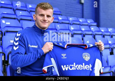 Danny Rowe firma per Oldham Athletic da AFC Fylde a Boundary Park, Oldham giovedì 16th gennaio 2020. (Foto di Eddie Garvey/MI News/NurPhoto) Foto Stock