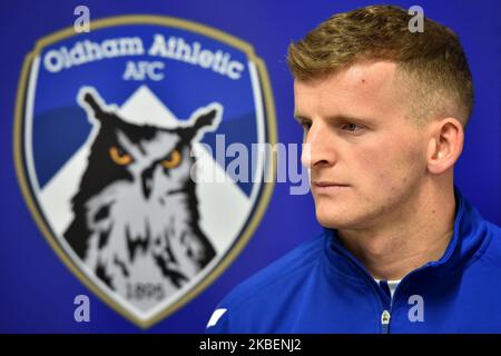 Danny Rowe firma per Oldham Athletic da AFC Fylde a Boundary Park, Oldham giovedì 16th gennaio 2020. (Foto di Eddie Garvey/MI News/NurPhoto) Foto Stock