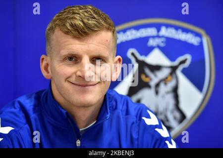 Danny Rowe firma per Oldham Athletic da AFC Fylde a Boundary Park, Oldham giovedì 16th gennaio 2020. (Foto di Eddie Garvey/MI News/NurPhoto) Foto Stock