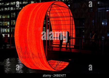 L'installazione di luci è vista nel quartiere finanziario di Canary Wharf come parte del festival Winter Lights, Londra il 16 gennaio 2020. Le sculture e le installazioni sono le creazioni di alcuni artisti che presentano opere in diverse forme di tecnologia della luce. Artisti di tutto il mondo mostrano installazioni interattive, artistiche o visive. (Foto di Alberto Pezzali/NurPhoto) Foto Stock