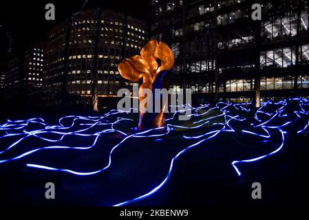 L'installazione di luci è vista nel quartiere finanziario di Canary Wharf come parte del festival Winter Lights, Londra il 16 gennaio 2020. Le sculture e le installazioni sono le creazioni di alcuni artisti che presentano opere in diverse forme di tecnologia della luce. Artisti di tutto il mondo mostrano installazioni interattive, artistiche o visive. (Foto di Alberto Pezzali/NurPhoto) Foto Stock