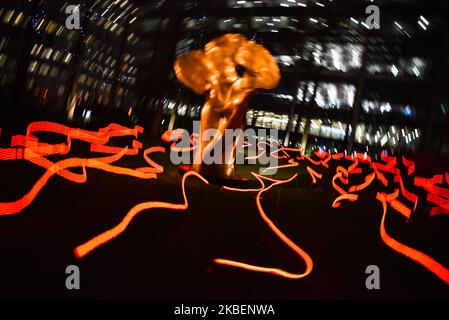 L'installazione di luci è vista nel quartiere finanziario di Canary Wharf come parte del festival Winter Lights, Londra il 16 gennaio 2020. Le sculture e le installazioni sono le creazioni di alcuni artisti che presentano opere in diverse forme di tecnologia della luce. Artisti di tutto il mondo mostrano installazioni interattive, artistiche o visive. (Foto di Alberto Pezzali/NurPhoto) Foto Stock