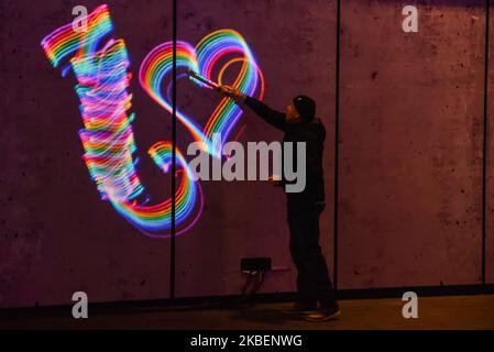 L'installazione di luci è vista nel quartiere finanziario di Canary Wharf come parte del festival Winter Lights, Londra il 16 gennaio 2020. Le sculture e le installazioni sono le creazioni di alcuni artisti che presentano opere in diverse forme di tecnologia della luce. Artisti di tutto il mondo mostrano installazioni interattive, artistiche o visive. (Foto di Alberto Pezzali/NurPhoto) Foto Stock