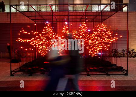 L'installazione di luci è vista nel quartiere finanziario di Canary Wharf come parte del festival Winter Lights, Londra il 16 gennaio 2020. Le sculture e le installazioni sono le creazioni di alcuni artisti che presentano opere in diverse forme di tecnologia della luce. Artisti di tutto il mondo mostrano installazioni interattive, artistiche o visive. (Foto di Alberto Pezzali/NurPhoto) Foto Stock