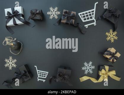 Black Friday Vendita piatto Lay. Scatole regalo di Natale, carrello e orologio, spazio per fotocopie. Concetto di vendita per le vacanze invernali Foto Stock