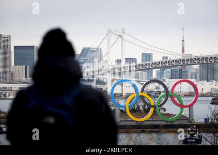 Gli anelli olimpici giganti sono installati nell'area sul lungomare dell'Odaiba Marine Park a Minato Ward, Tokyo, il 17 gennaio 2020. Giappone. Il simbolo gigante è largo 32,6 metri e lungo 15,3 metri, le Olimpiadi estive del 2020 si svolgeranno dal 24 luglio al 9 agosto 2020. (Foto di Alessandro di Ciommo/NurPhoto) Foto Stock