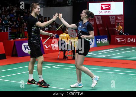 Thom Gicquel (L) e Delphine Delrue (R) di Francia compete nella finale di Mix Double Quarter contro Praveen Jordan e Melati Daeva Oktavianti di Indonesia il quarto giorno del Daihatsu Indonesia Master a Istora Bung Karno il 17 gennaio 2020 a Giacarta, Indonesia. (Foto di Andrew Gal/NurPhoto) Foto Stock