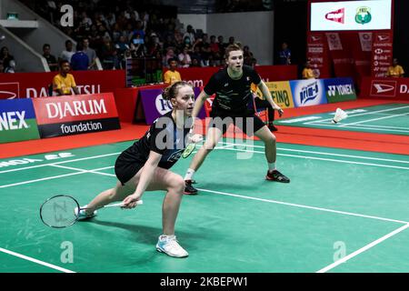 Thom Gicquel (R) e Delphine Delrue (L) di Francia compete nella finale di Mix Double Quarter contro Praveen Jordan e Melati Daeva Oktavianti di Indonesia il quarto giorno del Daihatsu Indonesia Master a Istora Bung Karno il 17 gennaio 2020 a Giacarta, Indonesia. (Foto di Andrew Gal/NurPhoto) Foto Stock