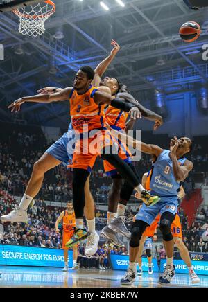 Jordan Loyd (C) di Valencia Basket vie per la palla durante il 2019/2020 Turkish Airlines Eurolega Regular Season Round 20 match tra Zenit St Petersburg e Valencia Basket alla Sibur Arena il 17 gennaio 2020 a San Pietroburgo, Russia. (Foto di Igor Russak/NurPhoto) Foto Stock