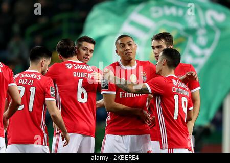 I giocatori di Benfica festeggiano durante la partita di calcio della Lega Portoghese tra Sporting CP e SL Benfica allo stadio Jose Alvalade di Lisbona, Portogallo, il 17 gennaio 2020. (Foto di Pedro FiÃºza/NurPhoto) Foto Stock