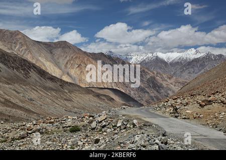 Strada di montagna alta in Himalaya a Durbuk, Ladakh, Jammu e Kashmir, India il 5 luglio 2014. (Foto di Creative Touch Imaging Ltd./NurPhoto) Foto Stock