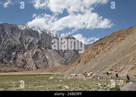 I turisti indiani cavalcano le motociclette lungo una remota strada di montagna alta nell'Himalaya a Pangong, Ladakh, Jammu e Kashmir, India il 5 luglio 2014. (Foto di Creative Touch Imaging Ltd./NurPhoto) Foto Stock