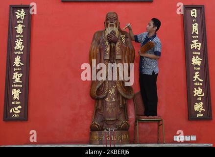 Residenti di discese cinesi, statue o immagini di dèi e dea, e pulire varie attrezzature di preghiera al ktenteng Kong Miao , Taman Mini zona, Jakarta, il 18 gennaio 2020. Si ritiene che la tradizione che si svolge ogni anno prima del Capodanno cinese si aggiunga alla solenne e regolare processione di preghiere compiuta dai cittadini cinesi. (Foto di Dasril Roszandi/NurPhoto) Foto Stock