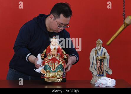 Residenti di discese cinesi, statue o immagini di dèi e dea, e pulire varie attrezzature di preghiera al ktenteng Kong Miao , Taman Mini zona, Jakarta, il 18 gennaio 2020. Si ritiene che la tradizione che si svolge ogni anno prima del Capodanno cinese si aggiunga alla solenne e regolare processione di preghiere compiuta dai cittadini cinesi. (Foto di Dasril Roszandi/NurPhoto) Foto Stock