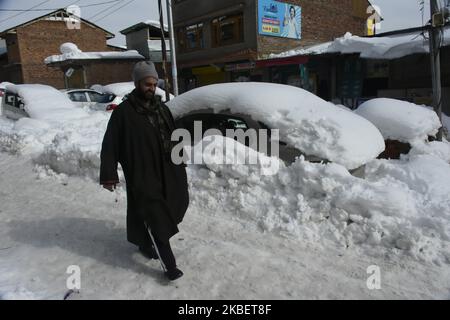 A kashmiri man walks on a snow covered road in Chrar area of Budgam District, Indian Administered Kashmir on 18 January 2020. Kashmir valley received heavy snowfall cutting many villages from the city and killing 12 people including 6 Indian forces during avalanches at different places across valley. (Photo by Muzamil Mattoo/NurPhoto) Stock Photo