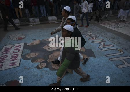 I bambini passano durante una protesta contro la cittadinanza Amendment Act (CAA) e National Register of Citizenship (NRC) nella zona di Shaheen Bagh a Nuova Delhi, India, 18 gennaio 2020. (Foto di Indraneel Chowdhury/NurPhoto) Foto Stock