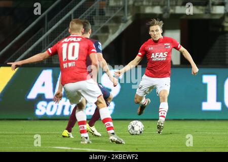 Teun Koopmeiners (AZ Alkmaar) controlla la palla durante la 2019/20° Eredivie tra AZ Alkmaar e Willem II allo stadio AFAS. (Foto di Federico Guerra Moran/NurPhoto) Foto Stock