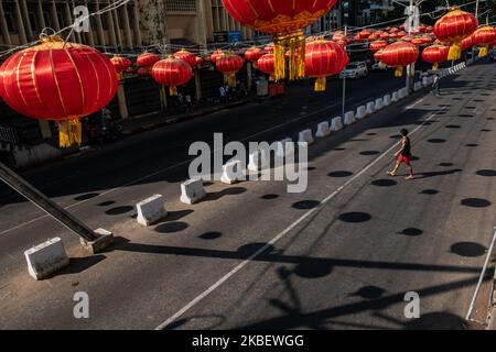 Un uomo cammina sotto Lunar decorazione di Capodanno lanterna di carta nel quartiere di Chinatown a Yangon, Myanmar il 19 gennaio 2020. Il Capodanno cinese lunare, noto anche come Primavera Festival, cade il 25 gennaio di quest'anno e segna l'inizio dell'anno del ratto. (Foto di Shwe Paw Mya Tin/NurPhoto) Foto Stock