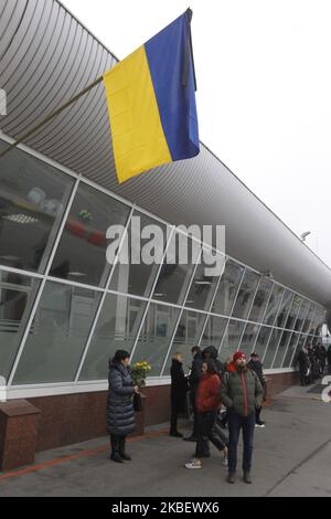 Parenti e amici arrivano ad una cerimonia che onora la memoria delle vittime nel crash del volo 752 della Ukraine International Airlines in Iran, all'arrivo all'Aeroporto di Boryspil vicino Kiev, Ucraina, il 19 gennaio 2020. I corpi degli ucraini, 9 membri d'equipaggio della Ukraine International Airlines (UIA) e 2 passeggeri, morti per l'incidente aereo in Iran, sono stati consegnati dall'Iran all'Ucraina. (Foto di Str/NurPhoto) Foto Stock