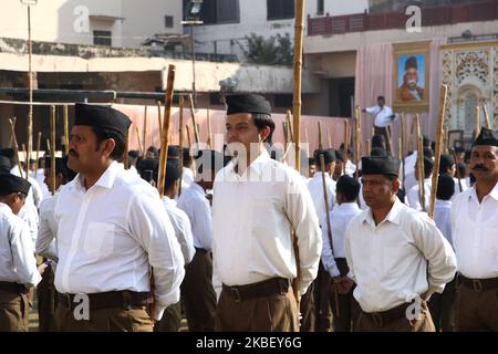 Volontari del nazionalista indù Rashtriya Swayamsevak Sangh (RSS), che ha fatto una marcia passata ad Ajmer, India, il 19 gennaio 2020. (Foto di Str/NurPhoto) Foto Stock