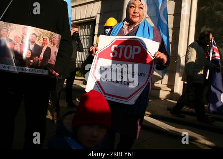 Gli attivisti dei diritti di Uighur detengono cartelli in solidarietà con il movimento pro-democrazia di Hong Kong e in protesta per il trattamento della Cina dei suoi popoli tibetano e uighur in occasione di una manifestazione per tutte e tre le cause al di fuori dell'ambasciata cinese a Londra, in Inghilterra, il 19 gennaio 2020. Nel suo recente "World Report 2020”, la scorsa settimana l'ONG per la ricerca e il sostegno di New York Human Rights Watch ha individuato una "repressione deepening” da parte delle autorità cinesi nel corso del 2019, tra cui le libertà religiose in Tibet e nella patria uigura dello Xinjiang, come la caratteristica distintiva di quello che è stato il 70th° anniversario Foto Stock