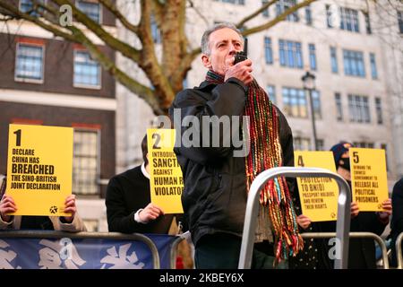 Peter Tatchell, attivista per i diritti umani, si rivolge agli attivisti in occasione di un raduno in solidarietà con il movimento pro-democrazia di Hong Kong e in protesta per il trattamento riservato dalla Cina ai suoi popoli tibetano e uiguro al di fuori dell'ambasciata cinese a Londra, in Inghilterra, il 19 gennaio 2020. Nel suo recente "World Report 2020", la scorsa settimana l'ONG di ricerca e di difesa di New York Human Rights Watch ha individuato una "repressione deepening" da parte delle autorità cinesi nel corso del 2019, comprese le libertà religiose in Tibet e nella patria uigura dello Xinjiang, come caratteristica distintiva di quello che fu il 70th° anniversario del th Foto Stock