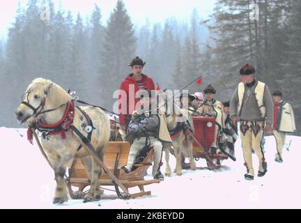Partecipanti alla sfilata della 2020 edizione del concorso Poronin Kumoterki (gara tradizionale di carri). Domenica 19 gennaio 2019, a Male Ciche Lichajowki, Poronin, Polonia. (Foto di Artur Widak/NurPhoto) Foto Stock