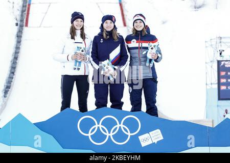 (Da sinistra) PAGNIER Josephine dalla Francia (medaglia d'argento), SHPYNEVA Anna dalla Russia (medaglia d'oro) e PTACKOVA Stepanka dalla Repubblica Ceca (medaglia di bronzo) ricevono le mascotte durante la cerimonia in mascotte del Concorso individuale delle Donne del 10. Giorno dei Giochi Olimpici invernali dei giovani Losanna 2020 al Centro nordico Les Tuffes, Francia il 19 gennaio 2020. (Foto di Dominika Zarzycka/NurPhoto) Foto Stock