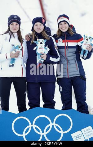 (Da sinistra) PAGNIER Josephine dalla Francia (medaglia d'argento), SHPYNEVA Anna dalla Russia (medaglia d'oro) e PTACKOVA Stepanka dalla Repubblica Ceca (medaglia di bronzo) ricevono le mascotte durante la cerimonia in mascotte del Concorso individuale delle Donne del 10. Giorno dei Giochi Olimpici invernali dei giovani Losanna 2020 al Centro nordico Les Tuffes, Francia il 19 gennaio 2020. (Foto di Dominika Zarzycka/NurPhoto) Foto Stock