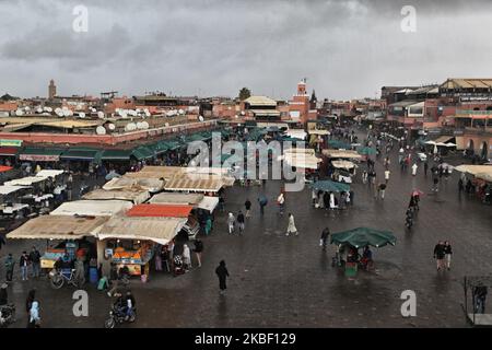 Piazza Jemaa el-Fnaa e il suk coperto visto in una giornata piovosa nella medina (città vecchia) di Marrakech (Marrakech) in Marocco, Africa il 5 gennaio 2016. Marrakech è la quarta città più grande del Regno del Marocco. (Foto di Creative Touch Imaging Ltd./NurPhoto) Foto Stock