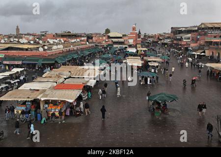 Piazza Jemaa el-Fnaa e il suk coperto visto in una giornata piovosa nella medina (città vecchia) di Marrakech (Marrakech) in Marocco, Africa il 5 gennaio 2016. Marrakech è la quarta città più grande del Regno del Marocco. (Foto di Creative Touch Imaging Ltd./NurPhoto) Foto Stock