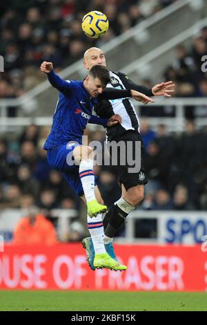 Jonjo Shelvey di Newcastle United contesta un titolo con Jorginho di Chelsea durante la partita della Premier League tra Newcastle United e Chelsea al St. James's Park di Newcastle, sabato 18th gennaio 2020. (Foto di Mark Fletcher/MI News/NurPhoto) Foto Stock