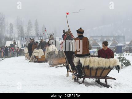 Partecipanti alla sfilata della 2020 edizione del concorso Poronin Kumoterki (gara tradizionale di carri). Domenica 19 gennaio 2019, a Male Ciche Lichajowki, Poronin, Polonia. (Foto di Artur Widak/NurPhoto) Foto Stock