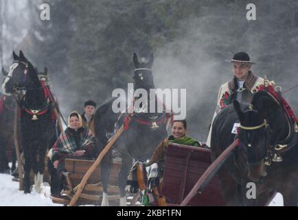 Partecipanti alla sfilata della 2020 edizione del concorso Poronin Kumoterki (gara tradizionale di carri). Domenica 19 gennaio 2019, a Male Ciche Lichajowki, Poronin, Polonia. (Foto di Artur Widak/NurPhoto) Foto Stock