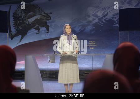 Maryam Rajavi, Presidente eletto del Consiglio Nazionale di resistenza dell'Iran (NCRI), si rivolge a migliaia di membri del principale gruppo di opposizione iraniano, il Mujahedin-e Khalq (MEK) ad Ashraf-3, Albania il 19 gennaio 2020. L'evento ha segnato la libertà del Resistanceâ leader iraniano Massoud Rajavi, che è stato tra gli ultimi gruppi di prigionieri politici rilasciati quattro giorni dopo la fuga dello Shah dall'Iran. Rajavi è stato imprigionato nel 1971. (Foto di Siavosh Hosseini/NurPhoto) Foto Stock