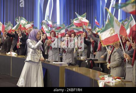 Maryam Rajavi, il Presidente eletto del Consiglio Nazionale di resistenza dell'Iran (NCRI), saluta migliaia di membri del principale gruppo di opposizione iraniano, il Mujahedin-e Khalq (MEK) ad Ashraf-3, Albania il 19 gennaio 2020. L’evento ha segnato la libertà del leader della resistenza iraniana Massoud Rajavi, che era tra gli ultimi gruppi di prigionieri politici rilasciati quattro giorni dopo la fuga dello Shah dall’Iran. Rajavi è stato imprigionato nel 1971. (Foto di Siavosh Hosseini/NurPhoto) Foto Stock