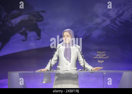 Maryam Rajavi, Presidente eletto del Consiglio Nazionale di resistenza dell'Iran (NCRI), si rivolge a migliaia di membri del principale gruppo di opposizione iraniano, il Mujahedin-e Khalq (MEK) ad Ashraf-3, Albania il 19 gennaio 2020. L'evento ha segnato la libertà del Resistanceâ leader iraniano Massoud Rajavi, che è stato tra gli ultimi gruppi di prigionieri politici rilasciati quattro giorni dopo la fuga dello Shah dall'Iran. Rajavi è stato imprigionato nel 1971. (Foto di Siavosh Hosseini/NurPhoto) Foto Stock