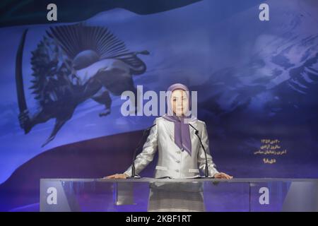 Maryam Rajavi, Presidente eletto del Consiglio Nazionale di resistenza dell'Iran (NCRI), si rivolge a migliaia di membri del principale gruppo di opposizione iraniano, il Mujahedin-e Khalq (MEK) ad Ashraf-3, Albania il 19 gennaio 2020. L’evento ha segnato la libertà del leader della resistenza iraniana Massoud Rajavi, che era tra gli ultimi gruppi di prigionieri politici rilasciati quattro giorni dopo la fuga dello Shah dall’Iran. Rajavi è stato imprigionato nel 1971. (Foto di Siavosh Hosseini/NurPhoto) Foto Stock