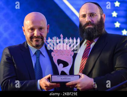 Il Rabbino Menachem Margolin (L), Presidente e fondatore dell'Associazione Ebraica europea (EJA), presenta il premio Re Davide europeo ad Abdallah Chatila (R), alla cena di gala della Delegazione ad Auschwitz nell'Holiday Inn di Cracovia. Il giorno di apertura, i membri dell'EJA e i parlamentari europei invitati hanno affrontato la necessità di un'educazione all'Olocausto in Europa come priorità assoluta. Il 20 gennaio 2020, a Cracovia, Polonia. (Foto di Artur Widak/NurPhoto) Foto Stock