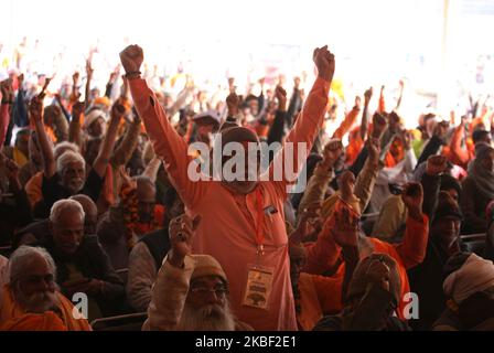 Sadhus ascoltare il discorso dei santi durante un vertice del Santo in Magh mela festival , Allahabad il 21 gennaio 2020 . (Foto di Ritesh Shukla/NurPhoto) Foto Stock
