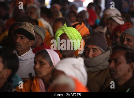 La gente ascolta il discorso dei santi durante un summit santo a Magh mela festival , Allahabad il 21 gennaio 2020 . (Foto di Ritesh Shukla/NurPhoto) Foto Stock