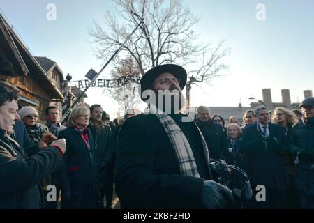 Rabbi Menachem Margolin, presidente e fondatore dell'Associazione Ebraica europea (EJA), circondato da membri dell'EJA e invitato da parlamentari europei, visto accanto al cartello "Arbeit Macht Frei" all'ex cancello del campo di concentramento nazista di Auschwitz i, durante un secondo giorno della manifestazione "Delegazione ad Auschwitz". Martedì 21 gennaio 2020, nel campo di concentramento di Auschwitz i, Oswiecim, Polonia. (Foto di Artur Widak/NurPhoto) Foto Stock