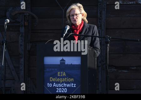 Mairead McGuinness, primo vicepresidente del Parlamento europeo, ha tenuto un discorso, circondato da membri dell'EJA e invitato i parlamentari dell'UE, al memoriale del carro vicino all'ex campo di concentramento nazista di Auschwitz II-Birkenau, durante la seconda giornata della manifestazione "Delegazione ad Auschwitz". Martedì 21 gennaio 2020, nel campo di concentramento di Auschwitz-Birkenau, Oswiecim, Polonia. (Foto di Artur Widak/NurPhoto) Foto Stock