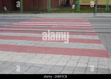 Prospettiva di Crosswalk bianco su strada asfaltata Foto Stock