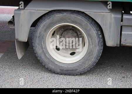 Ruota di autocarri e rimorchi di grandi dimensioni,ruota per primo piano su strada Foto Stock