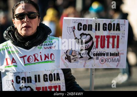 Il popolo dei 'partiti IVA' il 22 gennaio 2020 a Roma, in Italia, si porta nella piazza di Roma i lavoratori protestano 'non siamo i vostri burattini' e 'noi siamo i nuovi schiavi'. Questi sono solo alcuni degli striscioni che hanno decorato Piazza del Popolo a Roma, in occasione della manifestazione operaia nazionale al numero di partita IVA. "Siamo stanchi perché siamo la spina dorsale dell'Italia. Abbiamo 3 milioni di IVA e, se chiuderemo, il paese morirà di fame. O ci lasciano lavorare, facendoci pagare il prezzo giusto, o facciamo un pasticcio”, spiegano i dimostranti. (Foto di Andrea Ronchini/NurPhoto) Foto Stock