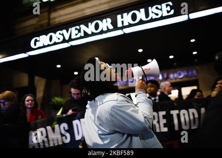 Gli attivisti del commercio di armi si sono dimostrati al di fuori della cena annuale nera del gruppo Aerospace, Defence and Security presso il Grosvenor House Hotel a Park Lane a Londra, Inghilterra, il 22 gennaio 2020. Il GRUPPO ADS, un'organizzazione commerciale senza scopo di lucro con sede a Londra, rappresenta e supporta oltre 1.000 aziende britanniche impegnate nei settori aerospaziale, della difesa, della sicurezza e dello spazio. La protesta è stata convocata dai gruppi di pressione Campaign Against Arms Trade (CAAT) e Stop the Arms Fair, citando in particolare le vendite di armi e munizioni prodotte nel Regno Unito all'Arabia Saudita, che continua a stri Foto Stock