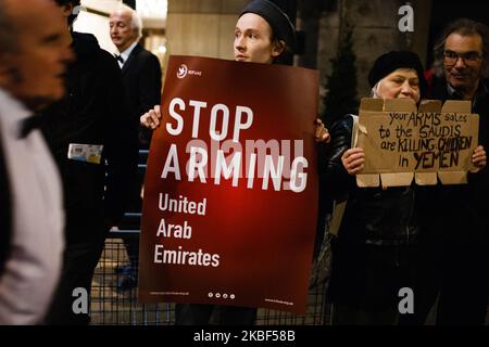 Gli attivisti anti-armamento si dimostrano all'arrivo dei partecipanti alla cena annuale del gruppo Aerospace, Defence and Security presso il Grosvenor House Hotel di Park Lane a Londra, Inghilterra, il 22 gennaio 2020. Il GRUPPO ADS, un'organizzazione commerciale senza scopo di lucro con sede a Londra, rappresenta e supporta oltre 1.000 aziende britanniche impegnate nei settori aerospaziale, della difesa, della sicurezza e dello spazio. La protesta è stata convocata dai gruppi di pressione Campaign Against Arms Trade (CAAT) e Stop the Arms Fair, citando in particolare le vendite di armi e munizioni prodotte nel Regno Unito all'Arabia Saudita, che c Foto Stock